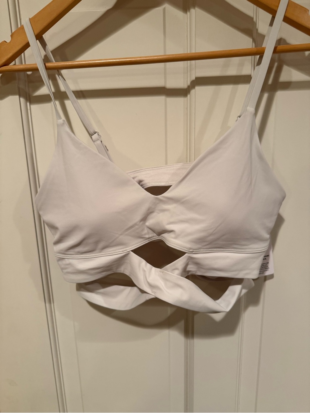 NWT Lululemon V-Neck Crossover Sports Bra Size 10 Light Viper White